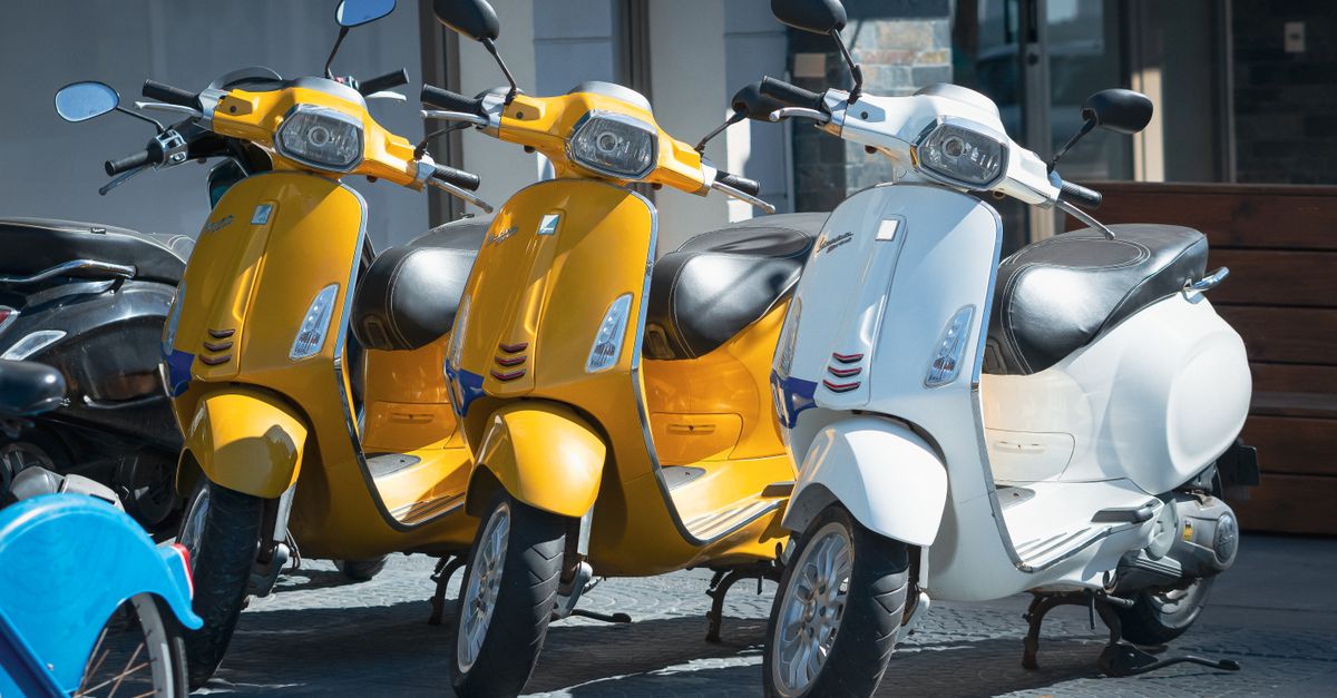 Scooters Honda estacionadas em fila — comparativo Biz 125 ES ou EX em Urucuia e região