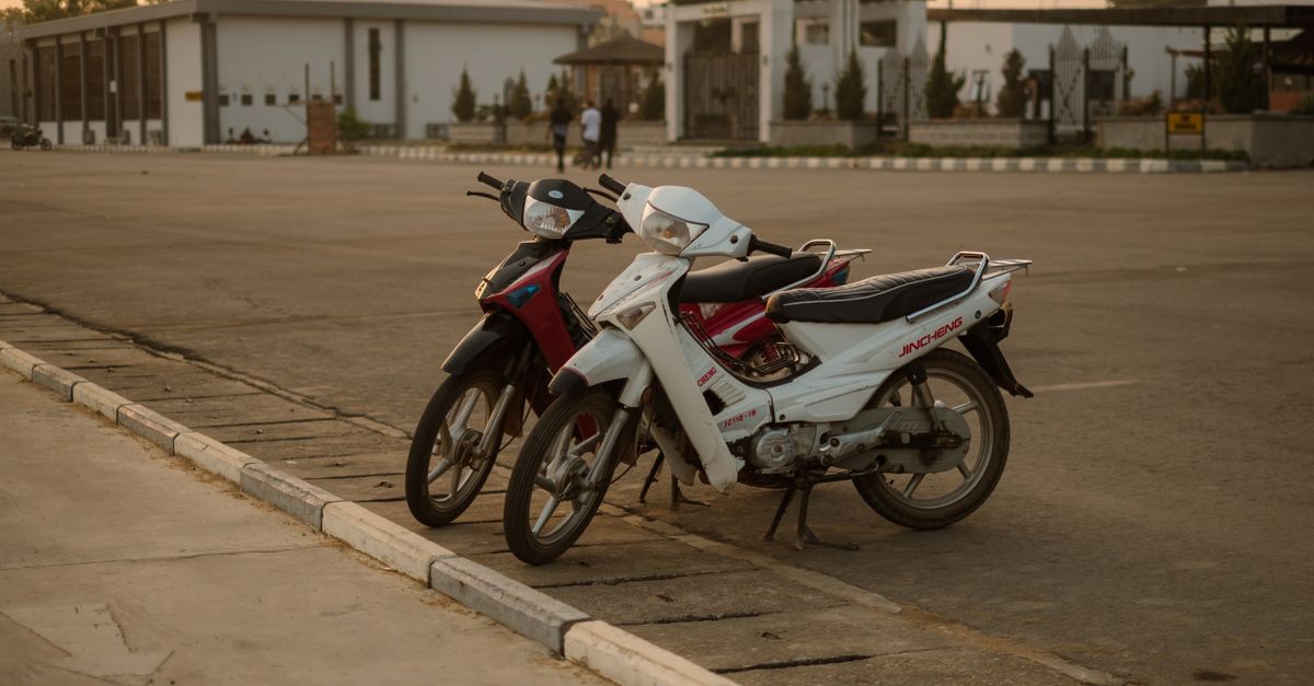 Duas motos Honda ao pôr do sol — CG 160 ou Bros 160, qual escolher em Januária e região