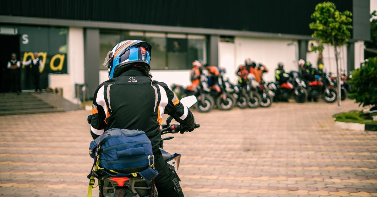 Motociclista equipado pronto para pilotar — como tirar a CNH categoria A em 2026 no Norte de Minas