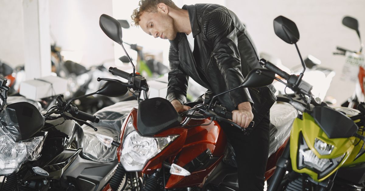 Cliente avaliando motos na concessionária Honda — consórcio ou financiamento de moto 0km no Norte de Minas