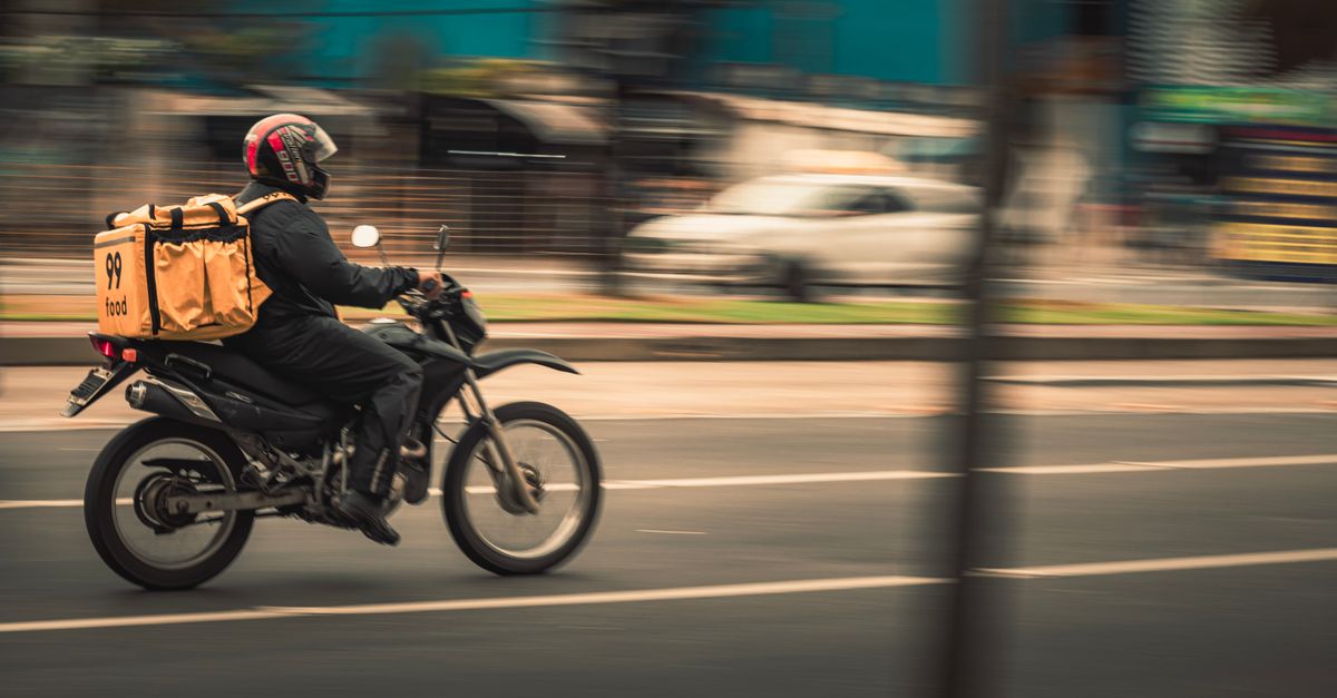 Entregador pilotando moto Honda na cidade — melhor moto para delivery e trabalho em Januária e região