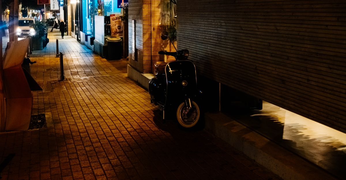 Scooter econômica em rua urbana — moto Honda mais barata de 2026 no Norte de Minas