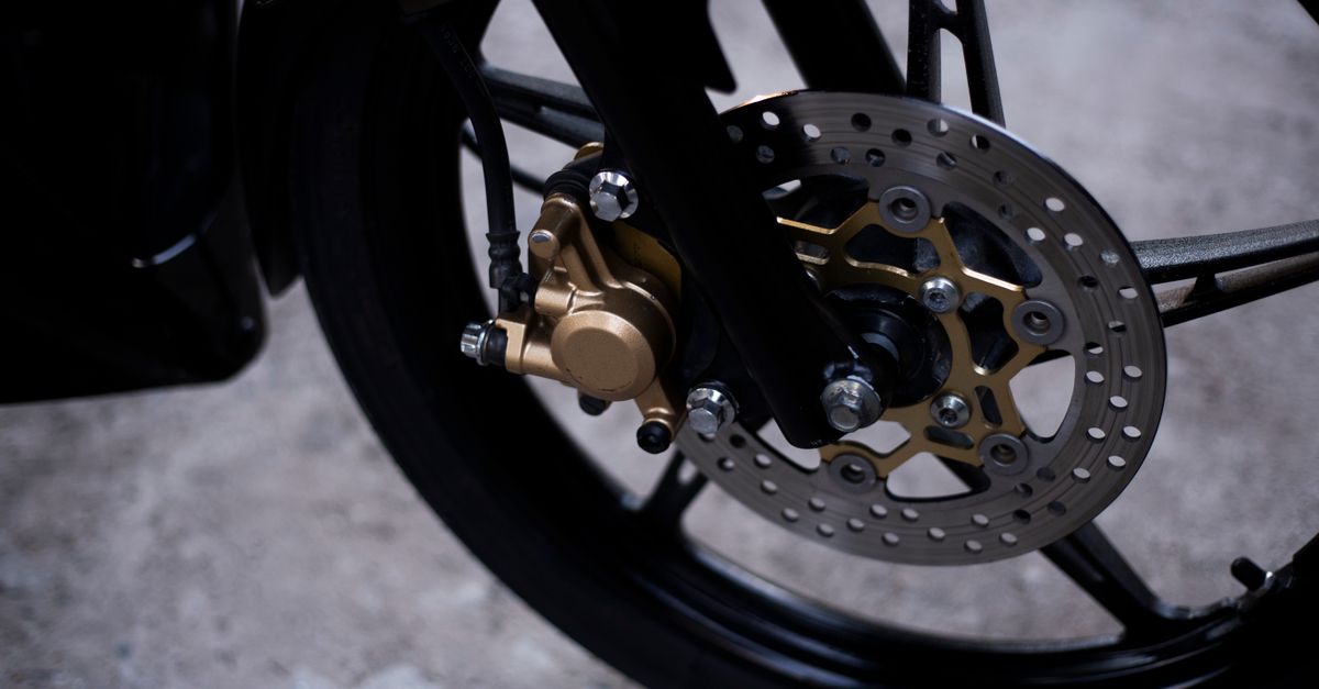Detalhe do freio a disco da moto — Honda NXR 160 Bros CBS ou ABS no Norte de Minas