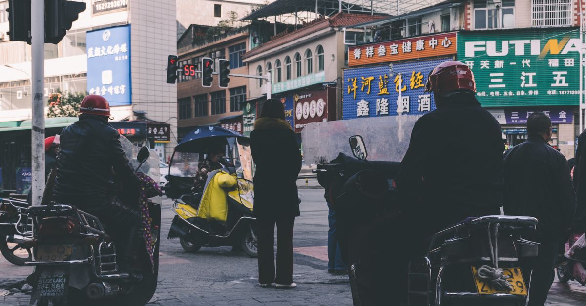 Scooters Honda em rua movimentada — Pop 110i ou Biz 125 para a cidade em Pintópolis e região