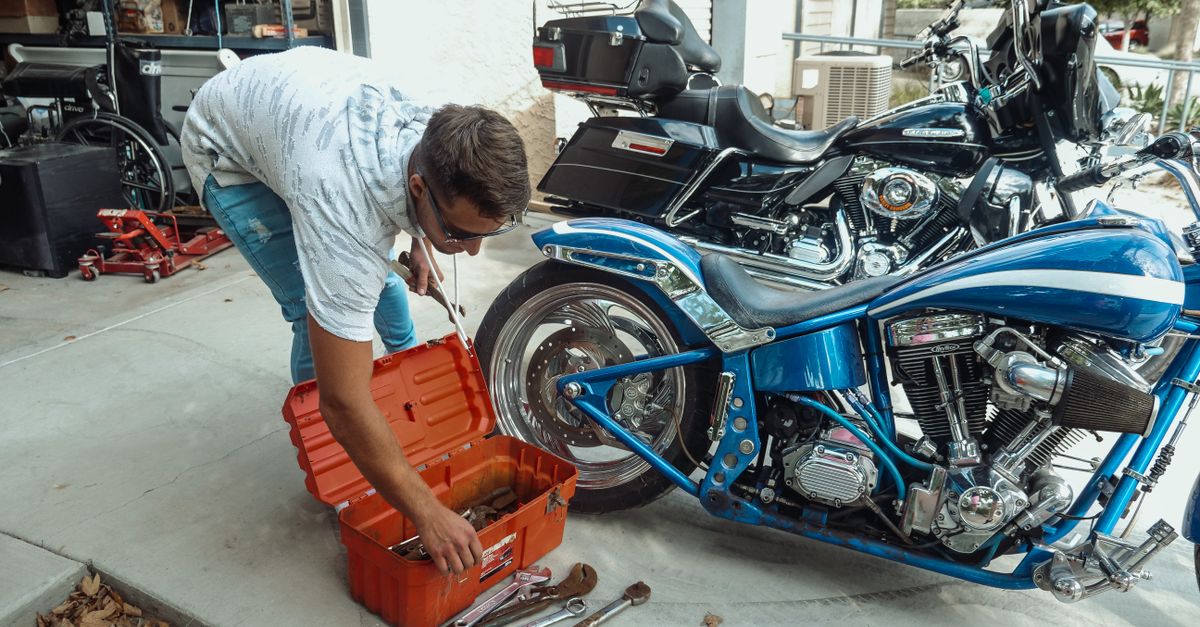 Mecânico na manutenção de uma moto — quanto custa manter uma Honda 0km em Brasília de Minas